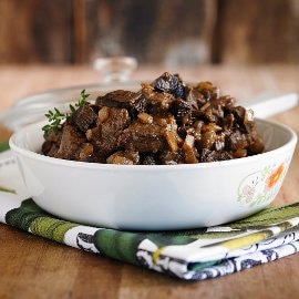 Ternera guisada con hongos de pino y Oporto